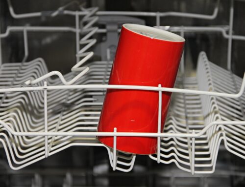 Klarspüler und Salz für die Spülmaschine: Wirklich notwendig oder überflüssig?