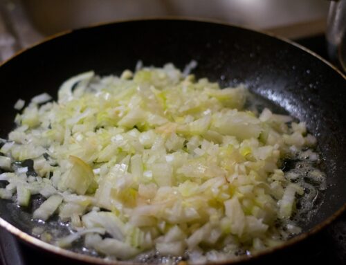 Zwiebeln anbraten: So gelingen sie glasig oder knusprig perfekt