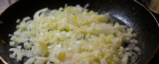 Zwiebeln anbraten: So gelingen sie glasig oder knusprig perfekt 2 kitchen, onion, frying, frying onions, onions, food, vegetables, fresh, proud, freshness, frying onions, frying onions, frying onions, frying onions, frying onions