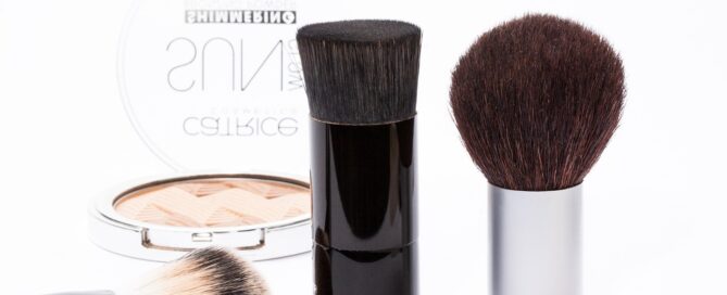 cosmetics, make up, paint brush, kabuki-pnsel, bristles, hair, cylindrical, metal sleeve, aluminum, instruct, matting the skin, white, skin color, black, gray, cosmetics, cosmetics, cosmetics, make up, make up, make up, make up, make up
