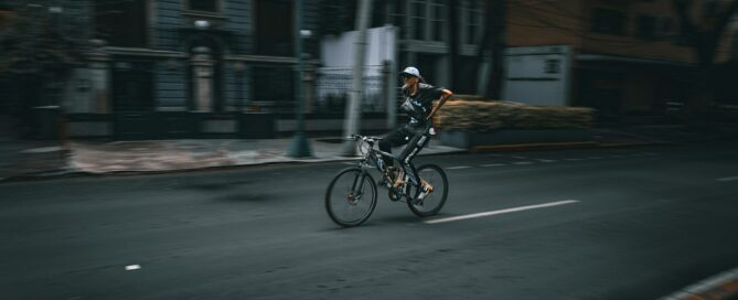 Freihändig Radfahren und andere Verbote: Was die StVO für Radfahrer regelt 2 A cyclist rides down a dark city street.