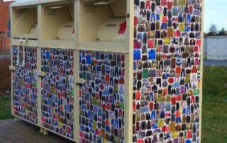 Altkleidercontainer verschwunden: Die besten Alternativen für deine aussortierte Kleidung 3 container, old clothes, recycling, multicoloured, environmental protection, reuse, circuit, reuse, reuse, reuse, reuse, reuse