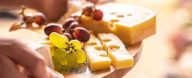 Jeden Tag Käse essen: So wirkt sich der tägliche Konsum auf deinen Körper aus 2 cheese platter, food, snack, grapes, cheese, cheese plate, cheese board, fruit, gouda, swiss cheese, dairy product, semi-hard cheese, soft cheese, healthy, tasty, delicious, closeup, cheese, cheese, cheese, cheese, cheese