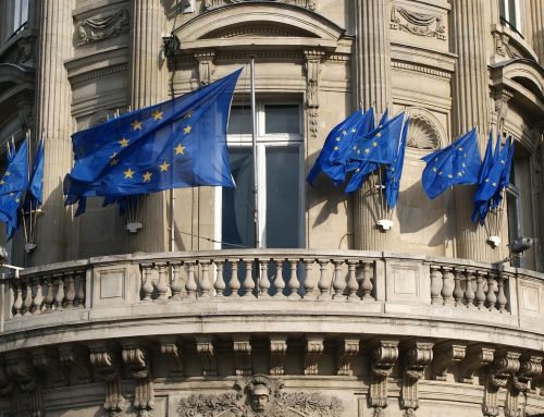 Teppich am Fenster ausschütteln: Erlaubt oder verboten?
