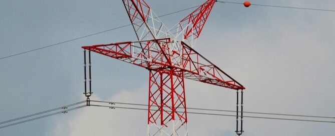 Grundlast beim Strom: Was der Begriff bedeutet und warum er so wichtig ist 2 high voltage line, electricity, electricity pylons, energy, power line, high voltage, overhead lines, power lines, power generation, power supply